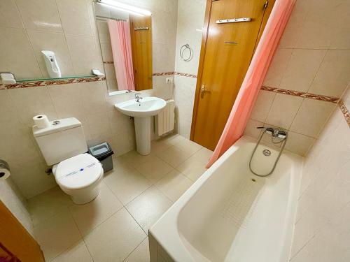ein Badezimmer mit einem WC, einem Waschbecken und einer Badewanne in der Unterkunft Apartamentos Pantebre 3000 in Pas de la Casa