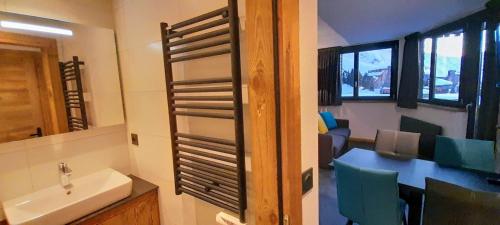 La salle de bains est pourvue d'un lavabo et d'un comptoir avec évier. dans l'établissement BILLY - AVORIAZ Les INTRETS 2 - 5pers. - 2 chambres - 30 m2 -1 SDB, à Morzine