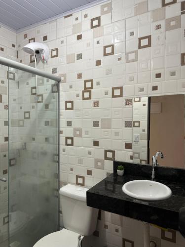 a bathroom with a toilet and a sink and a shower at Residencial Davisis - Parada do Jalapão e Aromaterapia in Palmas