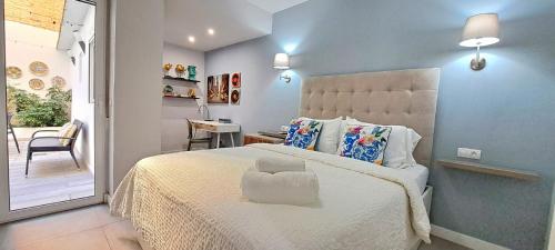 - une chambre avec un grand lit et un mur bleu dans l'établissement New! renovated, centrally located, private entrance, terrace, à Valence