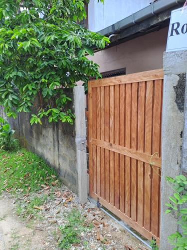 une porte en bois devant une maison dans l'établissement Sham Surf House -Madiha, à Matara