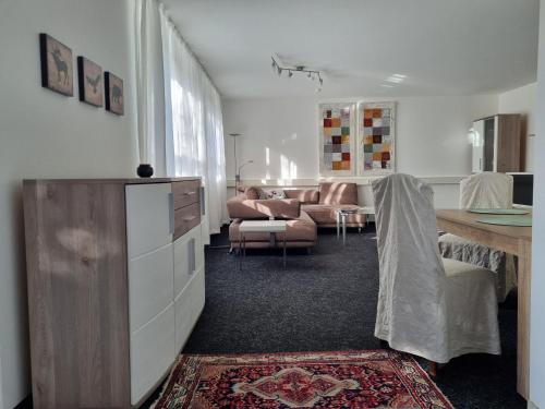 ein Wohnzimmer mit einem Sofa und einem Tisch in der Unterkunft Ferienwohnung Waldblick in Heiligenzell