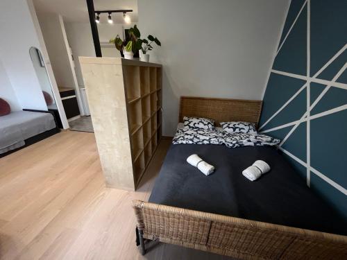 una camera con un letto con due cuscini sopra di Murano Apartaments Promenada studio a Varsavia
