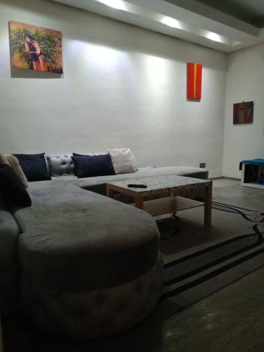 een woonkamer met een bank en een salontafel bij appartement haut standing à gueliz in Marrakesh