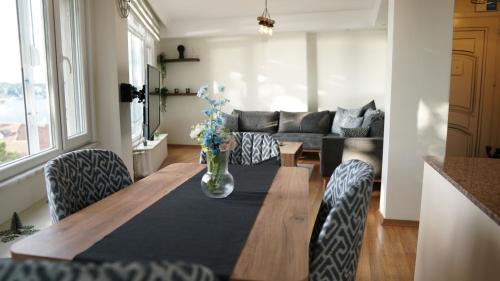 una sala de estar con una mesa con flores en un jarrón en Best Bosphorus View Entire 2 Bedroom Flat, en Estambul