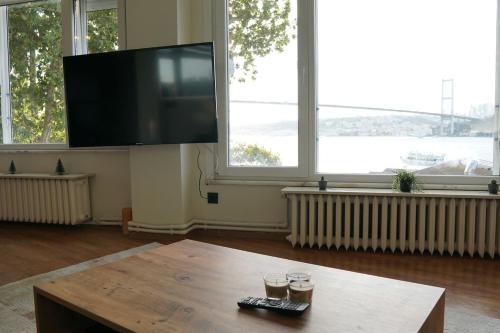 Телевизор и/или развлекательный центр в Best Bosphorus View Entire 2 Bedroom Flat