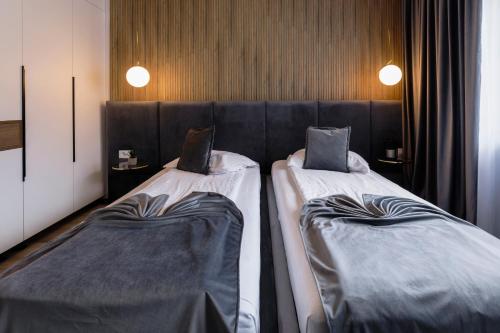two beds in a hotel room at Residence Riverside in Galaţi