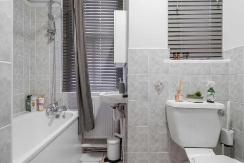 a bathroom with a white toilet and a sink at Lovely apartment - Great Portland Street - LONDON ZOO - CENTRAL LOCATED in London