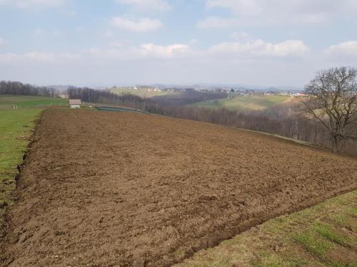 an empty field in the middle of a field at Vikendica za odmor i dušu in Velika Kladuša