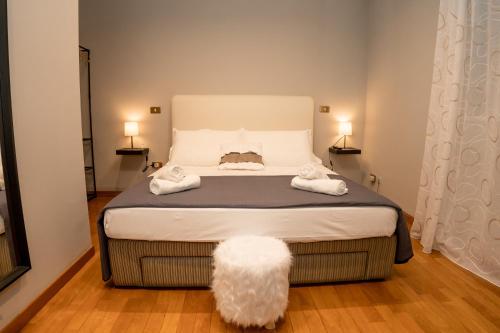 ein Schlafzimmer mit einem großen Bett mit zwei Handtüchern darauf in der Unterkunft RoofRhome in Rom