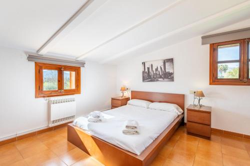Un dormitorio con una cama grande en una habitación. en Villa Poley, en Pollensa