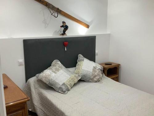 - une chambre avec un lit à tête noire dans l'établissement Appartement Rez de chaussée 6pers 2chambres Pieds d une remontée et à 300m des pistes, à Orcières