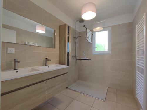 une salle de bain avec une baignoire, un lavabo et un miroir dans l'établissement la villa aux quatre vents en Provence avec Piscine proche d'Avignon, à Sauveterre