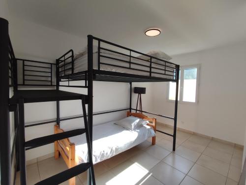 - une chambre avec 2 lits superposés dans une maison dans l'établissement la villa aux quatre vents en Provence avec Piscine proche d'Avignon, à Sauveterre