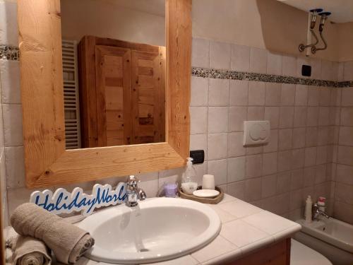 y baño con lavabo y espejo. en Casa Ale by Holiday World en Limone Piemonte