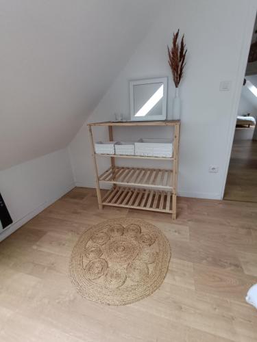 a room with a rug on a wooden floor at Gîte chez Julie et Franck in Cappy
