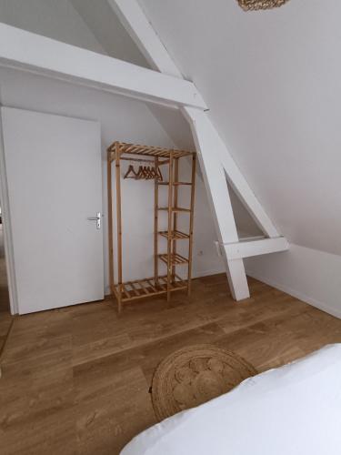 a room with a ladder and a room with a bed at Gîte chez Julie et Franck in Cappy