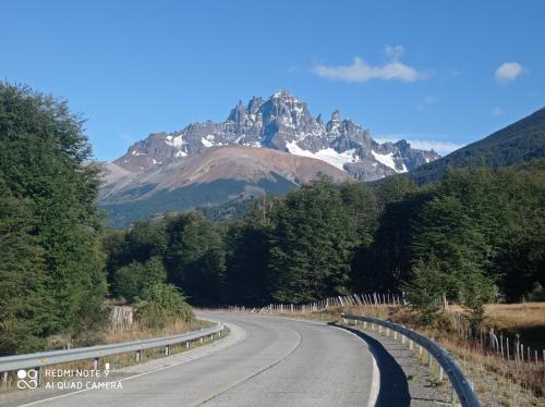 an empty road with a mountain in the background at Hospedaje Cabaña y Restaurante Don Niba in Villa Cerro Castillo