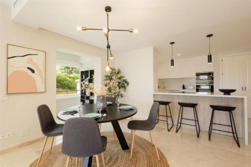 Luxurious frontline golf apartment in Elviria