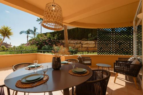 Luxurious frontline golf apartment in Elviria