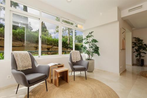 Luxurious frontline golf apartment in Elviria