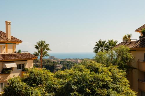 Luxurious frontline golf apartment in Elviria
