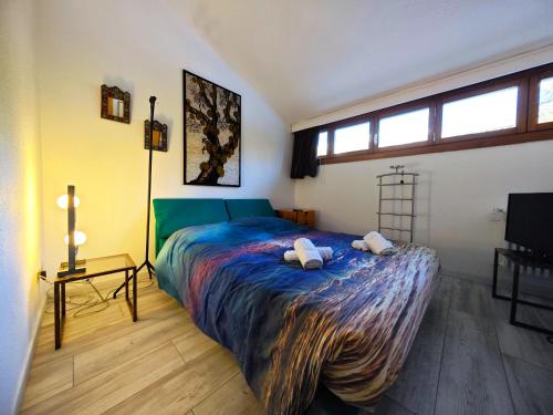 un dormitorio con una cama con dos animales de peluche en Hostdomus - Sansicario R19, en Cesana Torinese