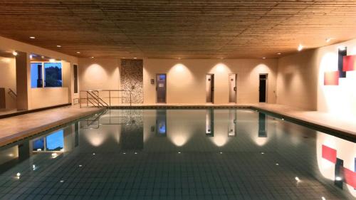 ein großer Pool in einem Gebäude in der Unterkunft Ferienpark Oberallgäu - Invest Freizeit in Missen-Wilhams
