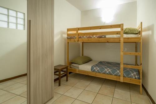 - une chambre avec 2 lits superposés dans l'établissement casa vacanze B&B ilciliegio, à Bovegno
