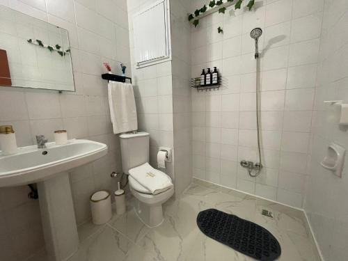 e bagno con servizi igienici, lavandino e doccia. di MODA SUİT ÇAMYUVA a Antalya (Adalia)