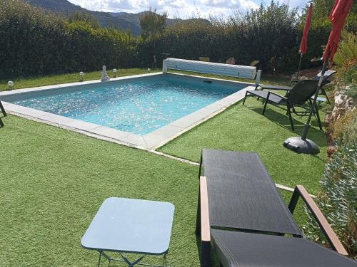 Kolam renang di atau dekat dengan Le jardin de Nigelle , Bas De Villa En Provence