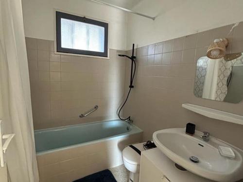 ein Badezimmer mit einem Waschbecken, einem WC und einer Badewanne in der Unterkunft Maison Elne, 5 pièces, 10 personnes - FR-1-732-60 in Elne