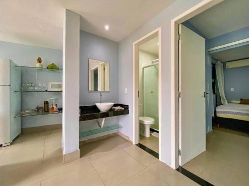 a bathroom with a sink and a toilet at Beira Mar Meaipe Apt 1Q c/ lazer in Guarapari