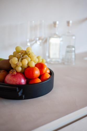 a black bowl of fruit on a counter at B'Guest Sleep & Retreat in Bruges