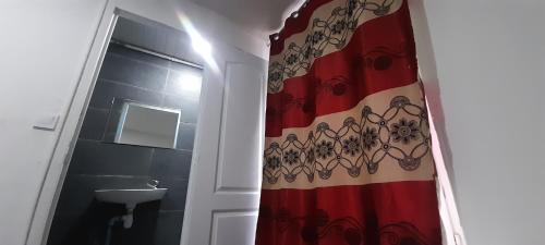 Bilik mandi di Hôtel des Andelys