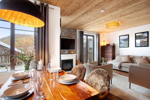 a living room with a wooden table and a couch at Bergchalet 20 in Diemelsee