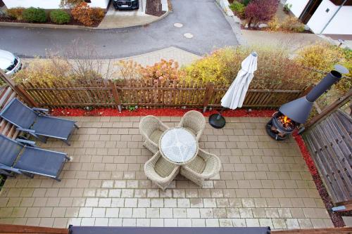 an overhead view of a table and chairs and an umbrella at Bergchalet 20 in Diemelsee