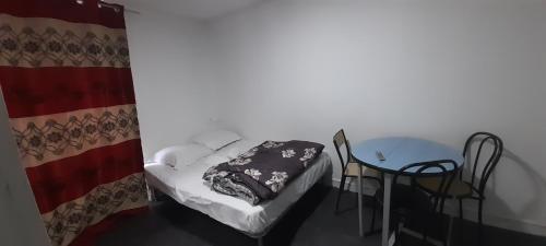 Katil atau katil-katil dalam bilik di Hôtel des Andelys