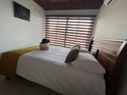Een bed of bedden in een kamer bij Mevak Apartments Suites