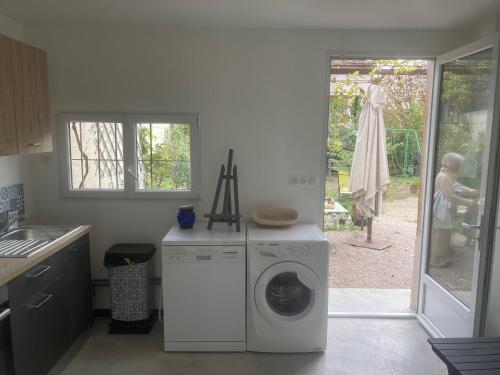 a kitchen with a washing machine and a washer at "Chambre" Chez Zabou in Carpentras