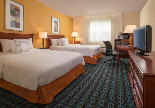 pokój hotelowy z 2 łóżkami i telewizorem z płaskim ekranem w obiekcie Fairfield Inn & Suites by Marriott Williamsburg w mieście Williamsburg
