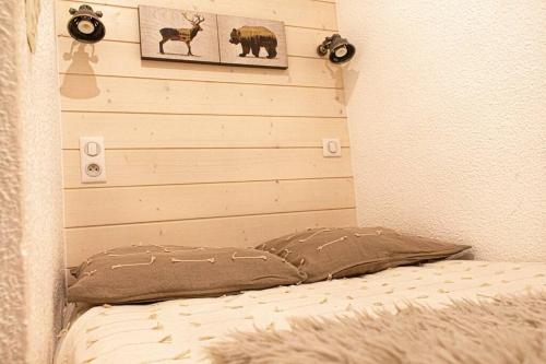 uma cama com cabeceira e duas almofadas em Cocon de détente/Studio/Centre station em Isola
