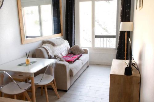 uma sala de estar com um sofá e uma mesa em Cocon de détente/Studio/Centre station em Isola