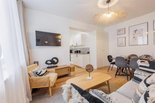 uma sala de estar com um sofá e uma mesa em Charming Apartment 6Pax in Vibrant Rue d'Hauteville em Paris