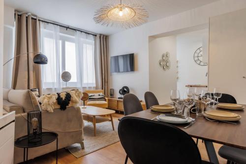 une salle à manger et un salon avec une table et des chaises dans l'établissement Modern apartment - 2BR-6P - République, à Paris