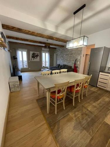 une cuisine et une salle à manger avec une table et des chaises dans l'établissement Un cocon au cœur du village, à Saintes-Maries-de-la-Mer