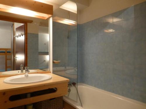 a bathroom with a sink and a bath tub at Appartement Peisey-Vallandry, 2 pièces, 5 personnes - FR-1-757-96 in Landry