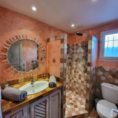 une salle de bain avec un lavabo, des toilettes et un miroir dans l'établissement Casa Marcelli 4, à Porto-Vecchio