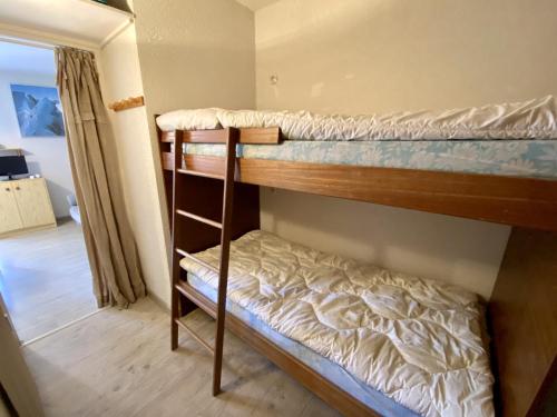a couple of bunk beds in a room at Les Angles - Studio Cabine 21m², 4 Pers, Ascenseur, Parking, Animaux admis - FR-1-758-8 in Les Angles
