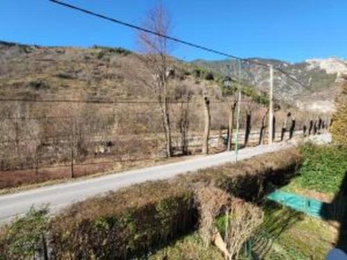 una carretera con árboles y una colina a lo lejos en Le Colombera - Ideal pour sportif, en Tende